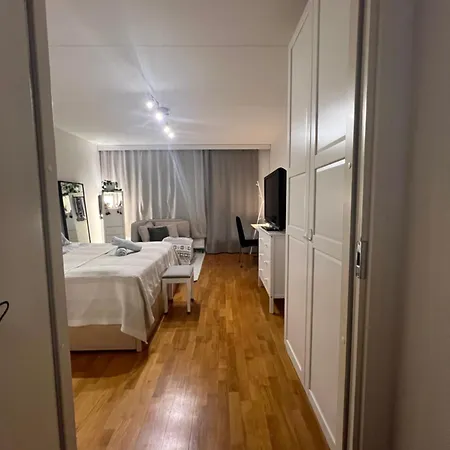 Cozy Private With Balcony In A Shared بيت ضيافة