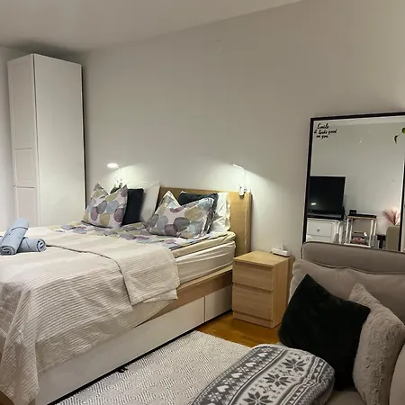 Cozy Private With Balcony In A Shared بيت ضيافة إسبو